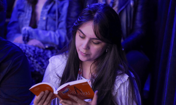 Imagen de una mujer leyendo un libro