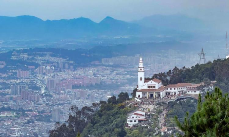 Vista panorámica de Bogotá y Monserrate