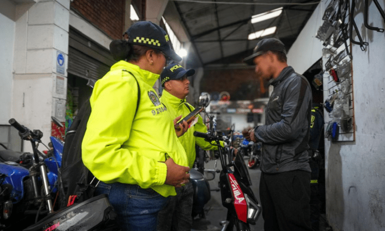 Imagen de dos policías hablando con una persona