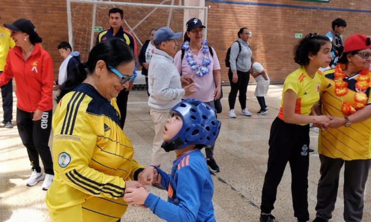 Imagen de una señora jugando con un niño con discapacidad