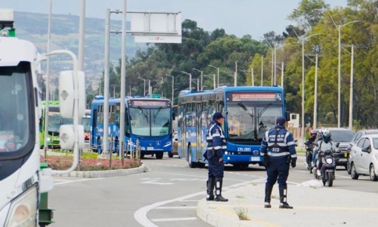 Foto de agentes de tránsito haciendo controles en vías de Bogotá.