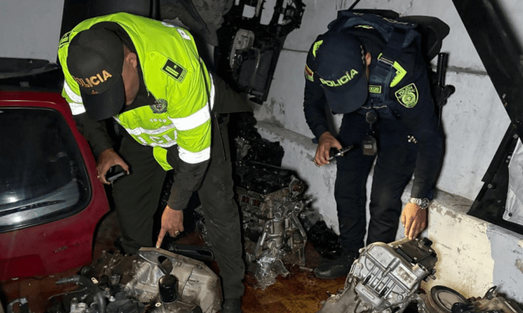 Imagen de dos policías incautando los motores