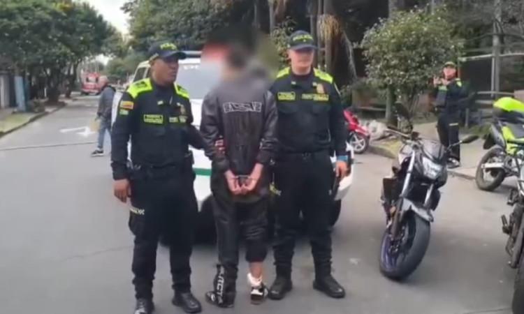 Capturado con un brazalete del INPEC.