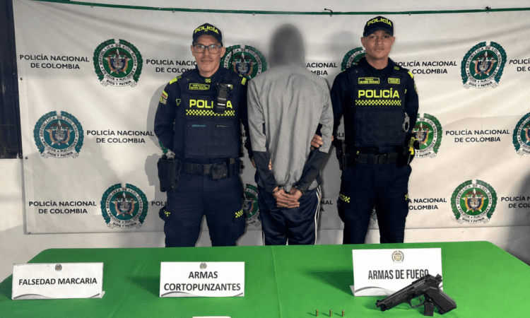 Imagen del hombre capturado junto a dos policías 