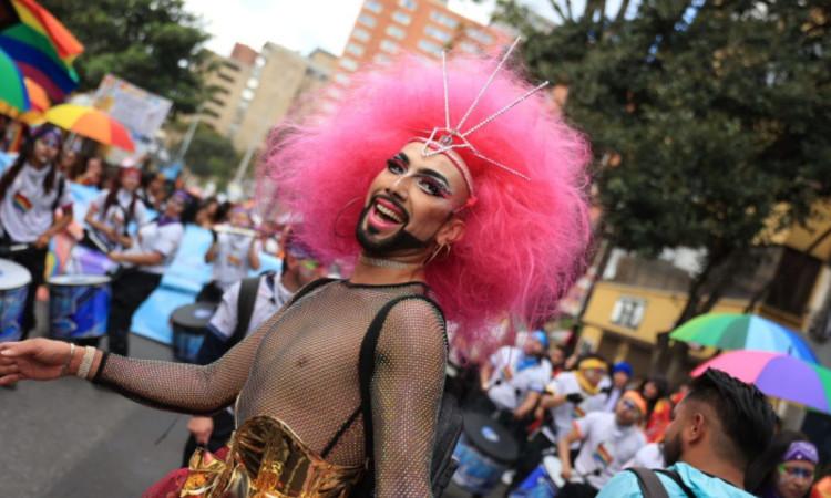 Imagen de población LGBTIQ+ en desfile 