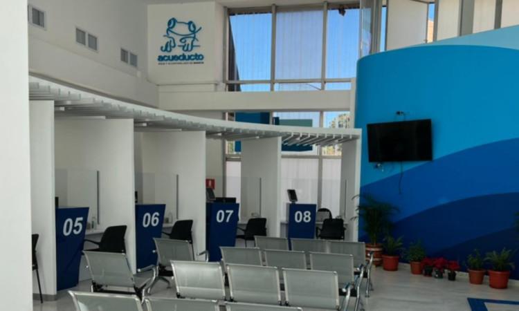 Foto que muestra sillas y módulos de atención del Acueducto 