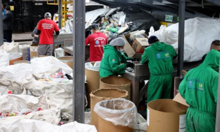 Foto de personas manipulando residuos aprovechables en Bogotá.