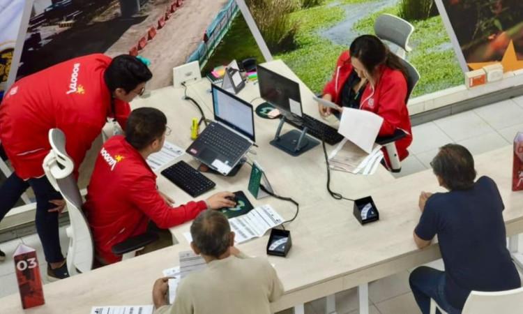 Funcionarios de la Secretaría de Hacienda atendiendo personal 