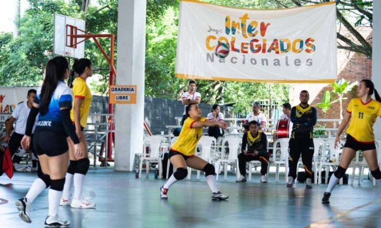 Mujeres jugando en Juegos Intercolegiados de Bogotá.