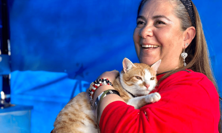 Foto de una mujer con un gato en una de las jornadas de vacunación de mascotas en Bogotá.