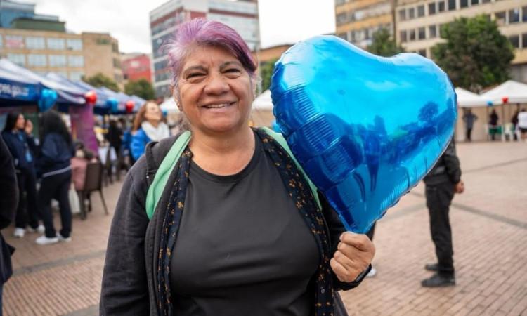 Foto de una vendedora informal en la primera versión de la Feria 'Corazón IPES' en Bogotá.