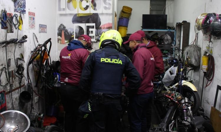 Foto del operativo a talleres de motos en Bosa, al suroccidente de Bogotá.