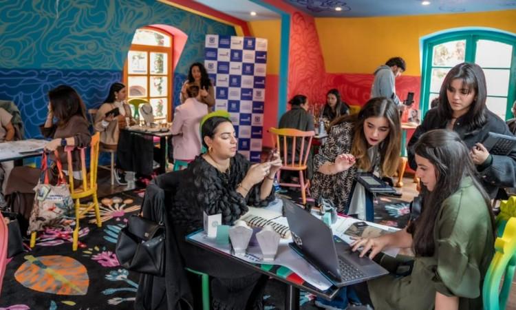Foto de pequeños empresarios durante una jornada de mentorías con 'Activa Tu Negocio' en Bogotá.