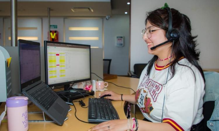 Foto de una mujer frente a un computador en su jornada laboral, en una empresa en Bogotá.
