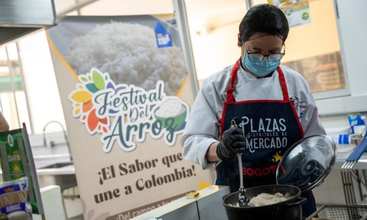 Foto de un comerciante en una de las Plazas Distritales de Mercado de Bogotá.