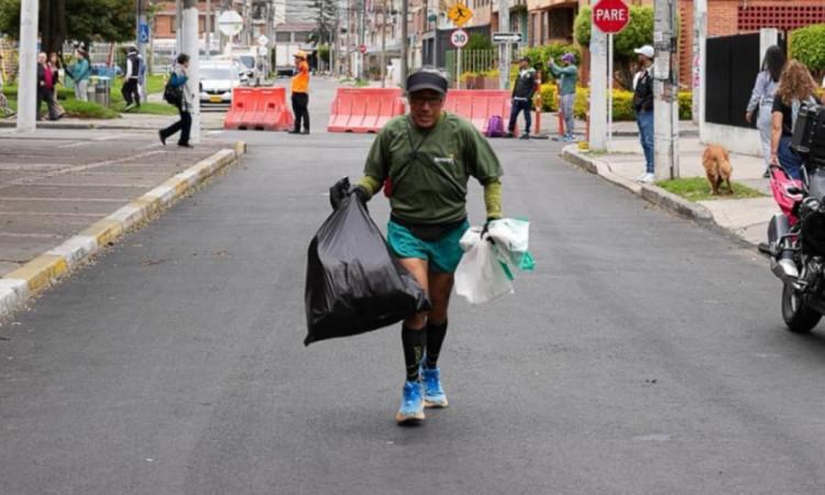 Foto de un hombre participante de la primera carrera ambiental 'Plogging' en Bogotá.
