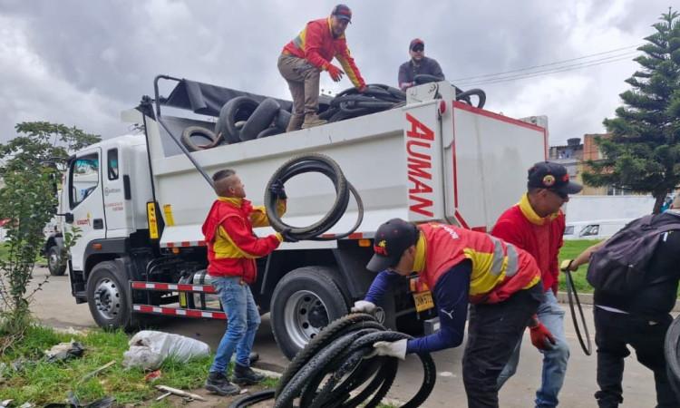 Foto de la jornada de 'Llantatón', realizada en Fontibón, al occidente de Bogotá.