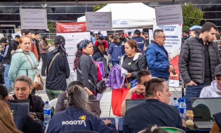 Foto de bogotanos y bogotanas accediendo a servicios de la Agencia Distrital de Empleo.