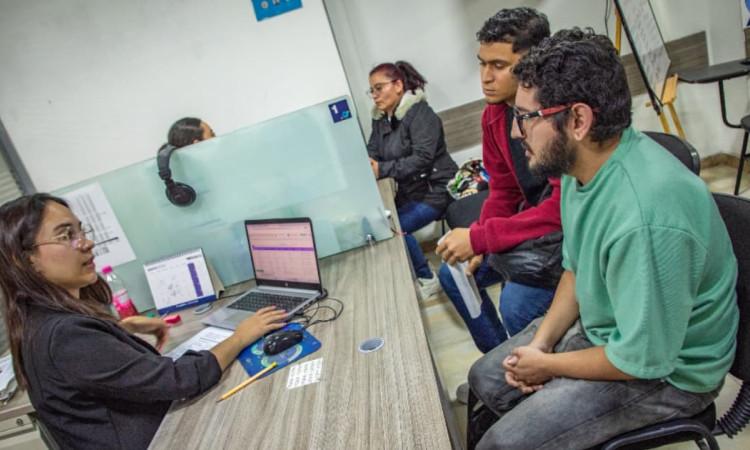 Foto de bogotanos y bogotanas accediendo a servicios de la Agencia Distrital de Empleo de Bogotá..