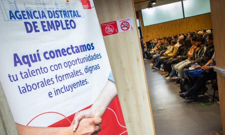 Foto de bogotanos y bogotanas accediendo a servicios de la Agencia Distrital de Empleo.