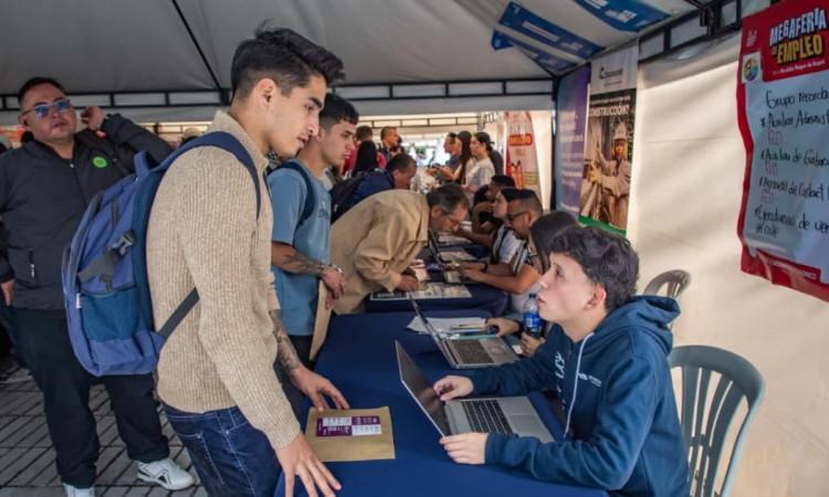 Foto de bogotanos y bogotanas accediendo a servicios de la Agencia Distrital de Empleo en Bogotá.