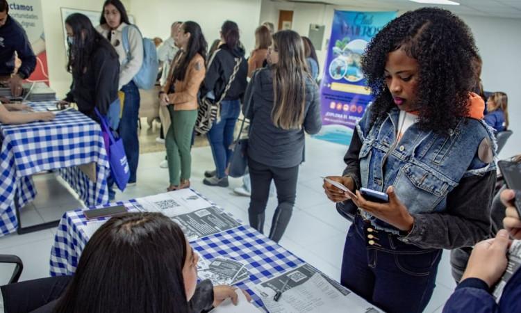 Foto de bogotanos y bogotanas accediendo a servicios de la Agencia Distrital de Empleo.