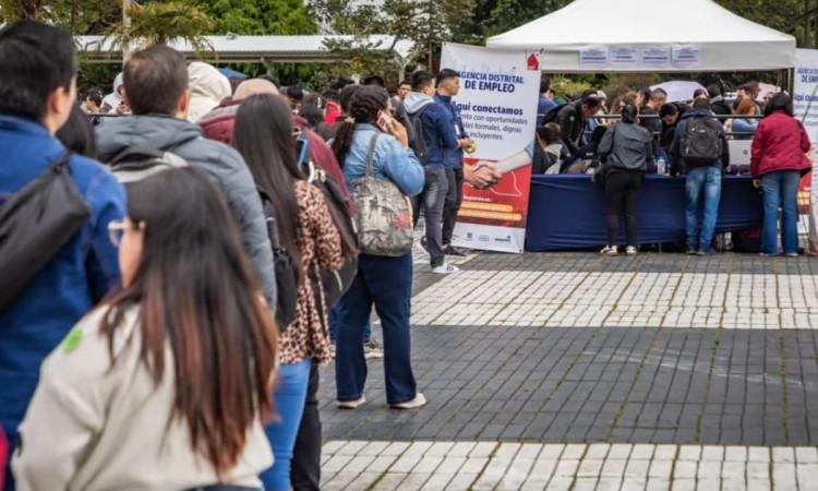 Foto de bogotanos y bogotanas accediendo a servicios de la Agencia Distrital de Empleo.