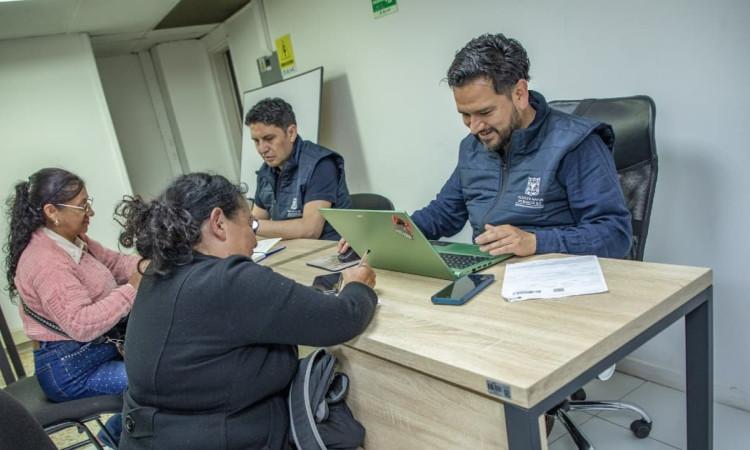 Foto de bogotanas accediendo a servicios de la Agencia Distrital de Empleo de Bogotá.