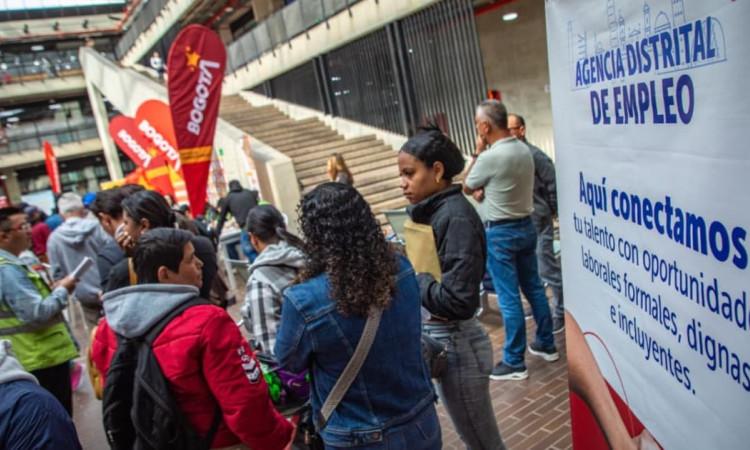 Foto de bogotanos y bogotanas accediendo a servicios de la Agencia Distrital de Empleo.