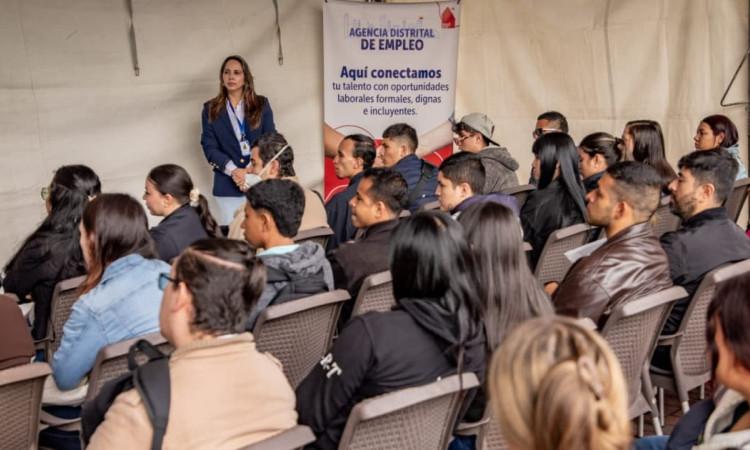 Foto de bogotanos y bogotanas accediendo a servicios de la Agencia Distrital de Empleo.