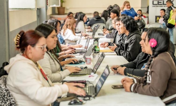Foto de bogotanos y bogotanas accediendo a servicios de la Agencia Distrital de Empleo en Bogotá.