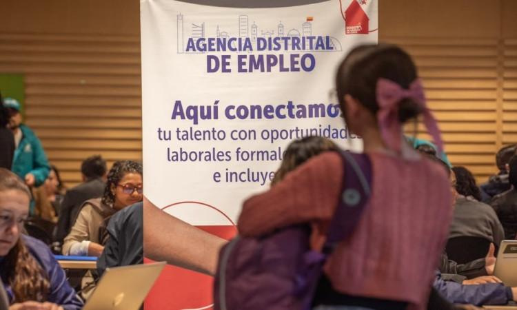 Foto de bogotanos y bogotanas accediendo a servicios de la Agencia Distrital de Empleo.