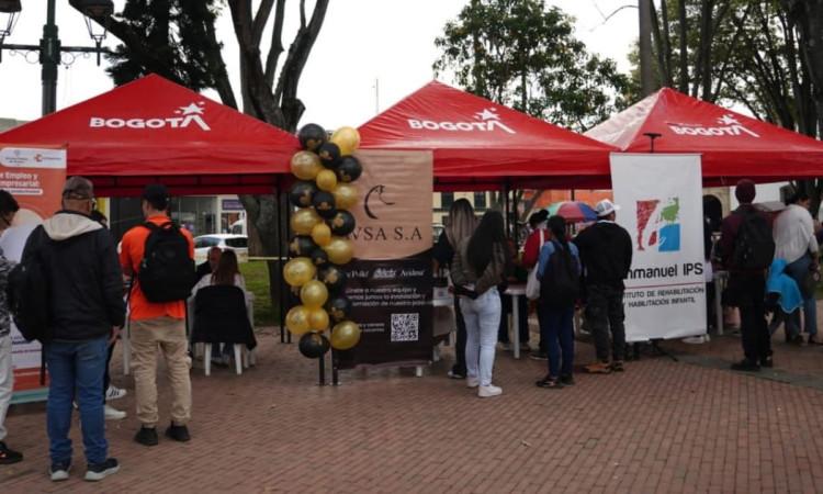 Foto de bogotanos y bogotanas en una Feria de Empleo en Bogotá.