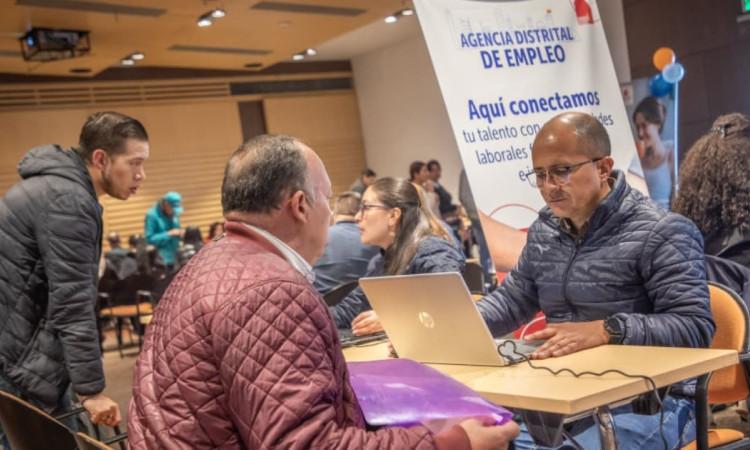 Foto de bogotanos y bogotanas accediendo a servicios de la Agencia Distrital de Empleo de Bogotá.