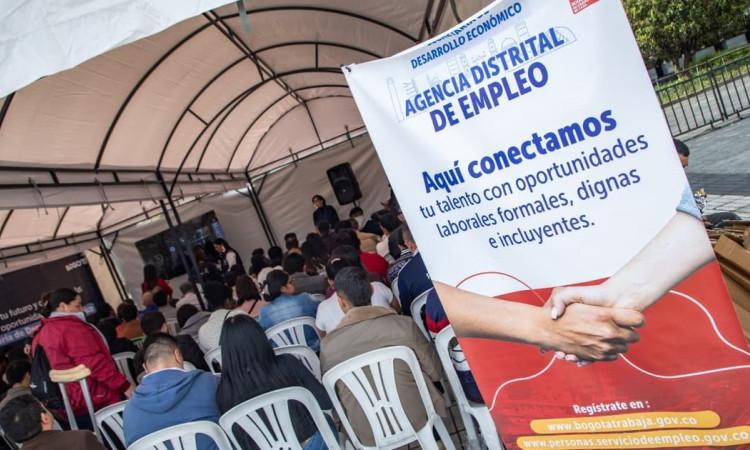 Foto de bogotanos y bogotanas accediendo a servicios de la Agencia Distrital de Empleo en Bogotá.