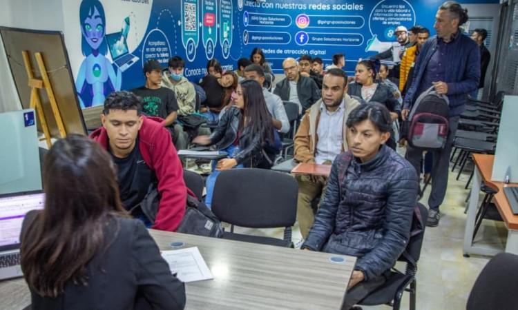 Foto de bogotanos y bogotanas accediendo a la sede de la Agencia Distrital de Empleo en Bogotá.