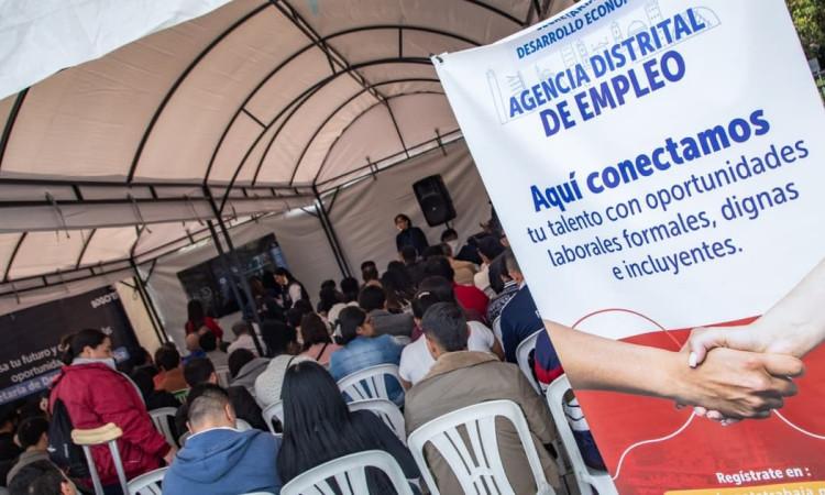 Foto de asistentes a una Feria de Empleo den Bogotá.