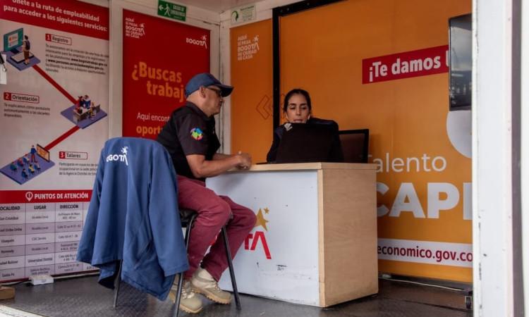 Foto de bogotanos y bogotanas accediendo a servicios de la Agencia Distrital de Empleo.