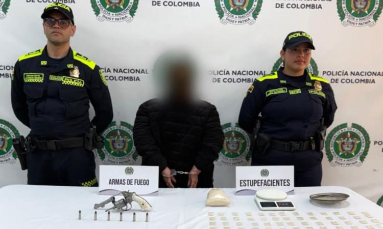 Mujer capturada con dos policías