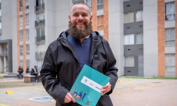 Foto que muestra una persona sonriendo 