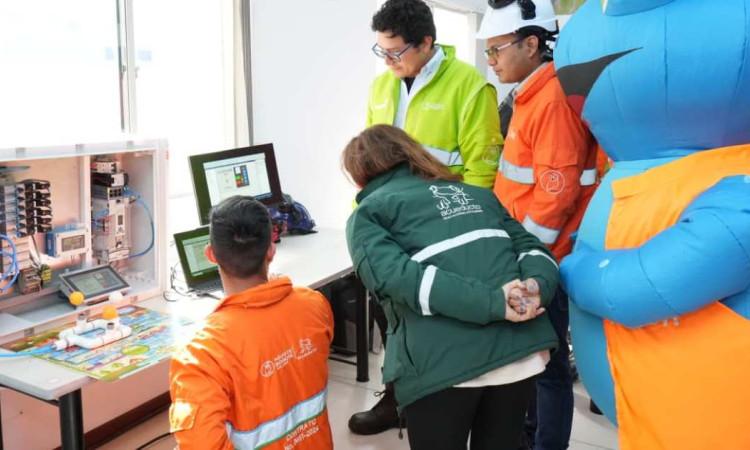 Foto que muestra personas hablando 