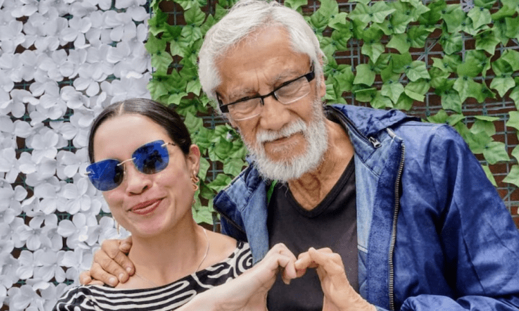 Imagen de una mujer junto a un hombre adulto mayor