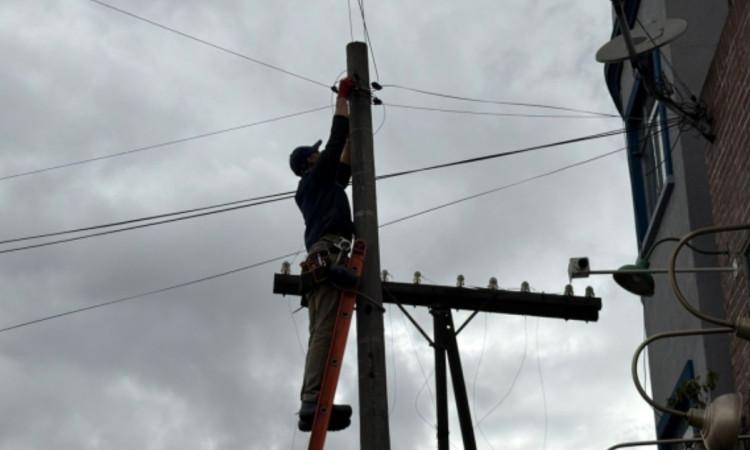 Foto de un trabajador instalando las nuevas alarmas en Antonio Nariño