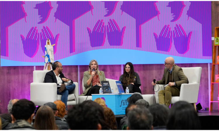 Imagen de los participantes en la presentación de los libros del Observatorio y Gestión de Conocimiento Cultural