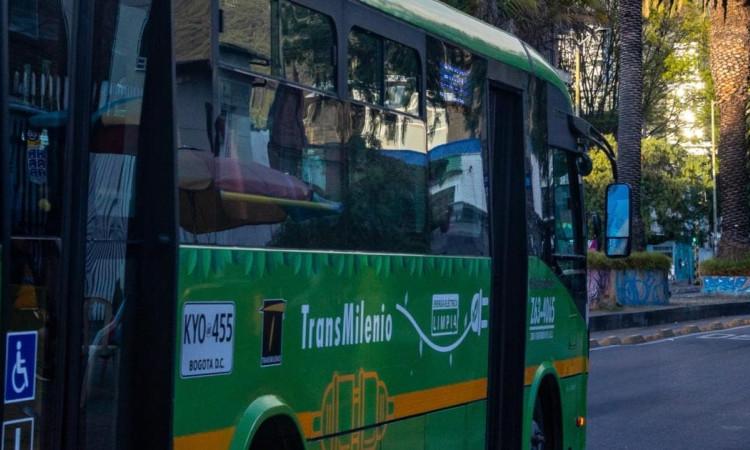 Foto de un bus de TransMilenio.