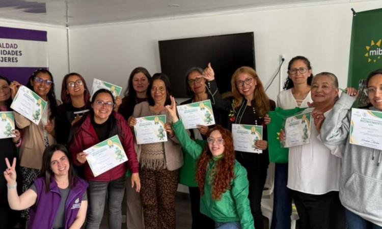 15 mujeres fueron reconocidas por participar en dos o más sesiones de este programa.