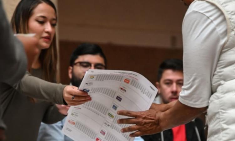 Imagen de gente votando