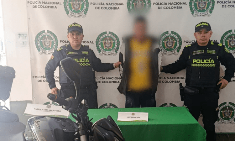 Imagen del capturado junto a dos policías