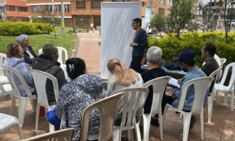 Imagen de personas reunidas en un parque