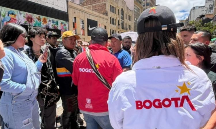 Foto de gestores de diálogo acompañando marchas y manifestaciones por las calles de Bogotá.